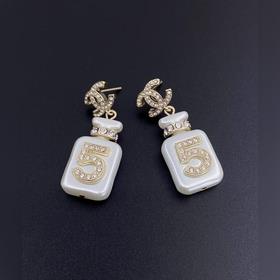 Новые серьги Chanel в форме флакона духов с 5 буквами, изготовлен