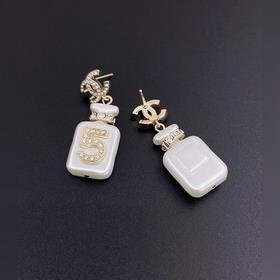 Новые серьги Chanel в форме флакона духов с 5 буквами, изготовлен
