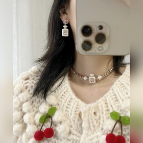 Новые серьги Chanel в форме флакона духов с 5 буквами, изготовлен