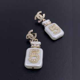 Новые серьги Chanel в форме флакона духов с 5 буквами, изготовлен