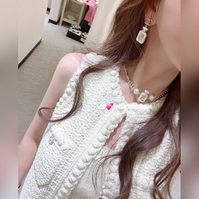 Новые серьги Chanel в форме флакона духов с 5 буквами, изготовлен