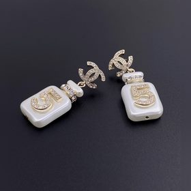 Новые серьги Chanel в форме флакона духов с 5 буквами, изготовлен