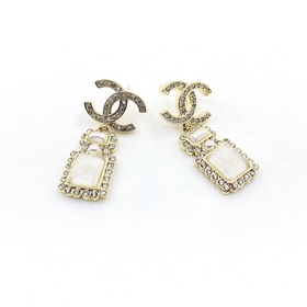 Новейшие серьги Chanel в форме флакона духов с жемчужиной и брилл