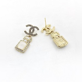 Новейшие серьги Chanel в форме флакона духов с жемчужиной и брилл