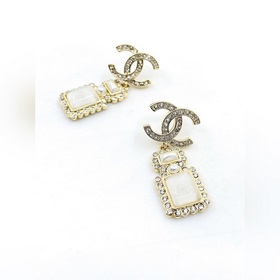 Новейшие серьги Chanel в форме флакона духов с жемчужиной и брилл
