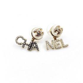 Новые серьги Chanel с буквами, изготовленные из латуни.