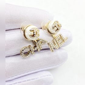 Новые серьги Chanel с буквами, изготовленные из латуни.