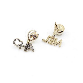 Новые серьги Chanel с буквами, изготовленные из латуни.
