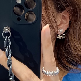 Новые серьги Chanel с буквами, изготовленные из латуни.