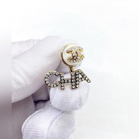 Новые серьги Chanel с буквами, изготовленные из латуни.
