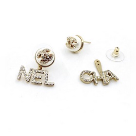 Новые серьги Chanel с буквами, изготовленные из латуни.