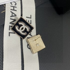 Chanel квадратные серьги в ретро-стиле с белым двойным C в центре