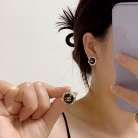 Рекомендуемый товар： Chanel, милые и свежие серьги с двойной букв