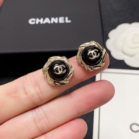 Рекомендуемый товар： Chanel, милые и свежие серьги с двойной букв
