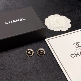Рекомендуемый товар： Chanel, милые и свежие серьги с двойной букв