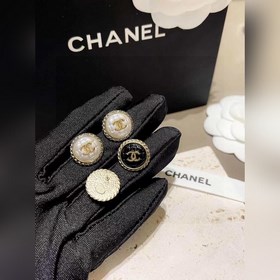 Спешите приобрести! CHANEL, новые серьги-гвоздики с бусинамиз мал