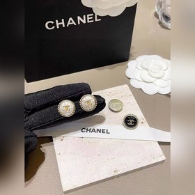 Спешите приобрести! CHANEL, новые серьги-гвоздики с бусинамиз мал