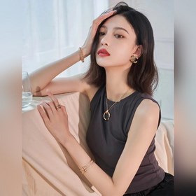 Популярный товар Chanel, последние модели сережек-гвоздиков из на