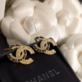 Популярный товар Chanel, последние модели сережек-гвоздиков из на