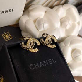 Популярный товар Chanel, последние модели сережек-гвоздиков из на