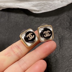 Новинка в стиле Chanel, серьги с двойной буквой C, украшенные мик