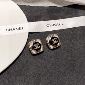 Новинка в стиле Chanel, серьги с двойной буквой C, украшенные мик