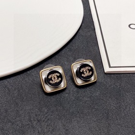 Новинка в стиле Chanel, серьги с двойной буквой C, украшенные мик