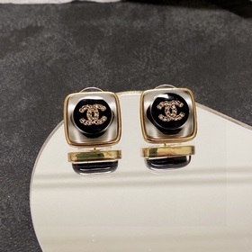 Новинка в стиле Chanel, серьги с двойной буквой C, украшенные мик