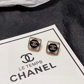 Новинка в стиле Chanel, серьги с двойной буквой C, украшенные мик