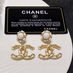 Chanel Новая модель кожаных сережек-гвоздиков. Одновременное пост