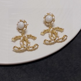 Chanel Новая модель кожаных сережек-гвоздиков. Одновременное пост
