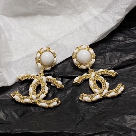 Chanel Новая модель кожаных сережек-гвоздиков. Одновременное пост