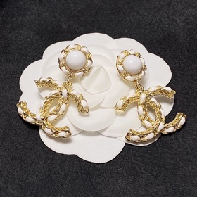 Chanel Новая модель кожаных сережек-гвоздиков. Одновременное пост
