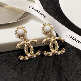 Chanel Новая модель кожаных сережек-гвоздиков. Одновременное пост