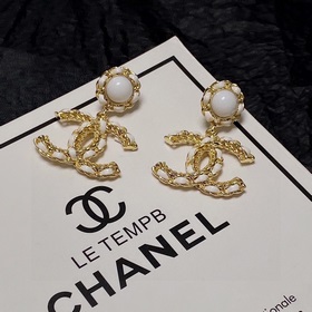 Chanel Новая модель кожаных сережек-гвоздиков. Одновременное пост
