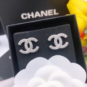 Номер XED0012 2023 Chanel серьги-гвоздики, серебряные с микроинкр