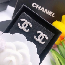 Номер XED0012 2023 Chanel серьги-гвоздики, серебряные с микроинкр