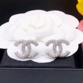 Номер XED0012 2023 Chanel серьги-гвоздики, серебряные с микроинкр