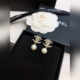Серьги Chanel с жемчужинами двойной буквой C. Элегантный дизайн,