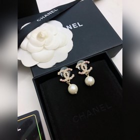 Серьги Chanel с жемчужинами двойной буквой C. Элегантный дизайн,