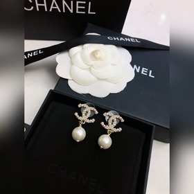 Серьги Chanel с жемчужинами двойной буквой C. Элегантный дизайн,