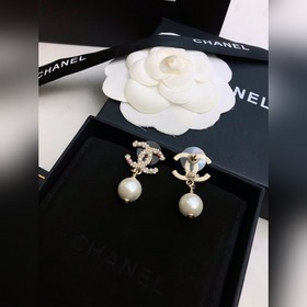 Серьги Chanel с жемчужинами двойной буквой C. Элегантный дизайн,