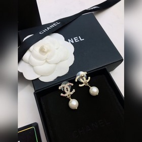 Серьги Chanel с жемчужинами двойной буквой C. Элегантный дизайн, 