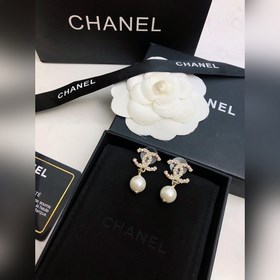 Серьги Chanel с жемчужинами двойной буквой C. Элегантный дизайн, 
