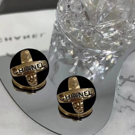 1880  Официальный сайт Chanel предлагает популярные модели. Нова