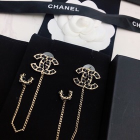 Chanel Маленькие серьги Chanel из новой коллекции ранней осени.
