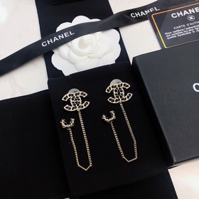 Chanel Маленькие серьги Chanel из новой коллекции ранней осени. 