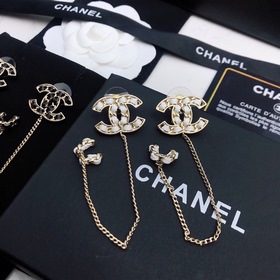Chanel Маленькие серьги Chanel из новой коллекции ранней осени. 