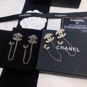 Chanel Маленькие серьги Chanel из новой коллекции ранней осени. 