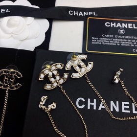Chanel Маленькие серьги Chanel из новой коллекции ранней осени. 